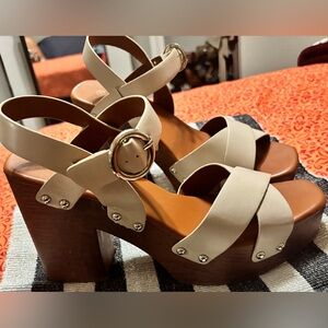 NWOT CREAM FO-wood sandals
